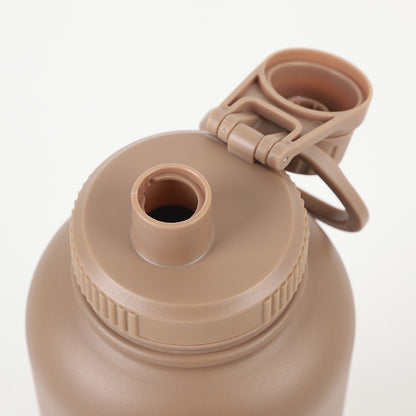 Gros plan sur le bouchon et le bec verseur ergonomique de la gourde pour chien La Rafraîchissante de couleur beige.