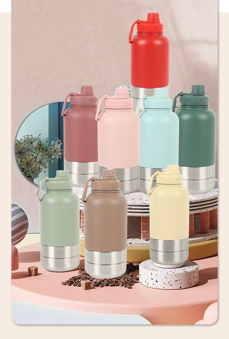 Présentation de plusieurs coloris de la gourde pour chien La Rafraîchissante, incluant le rouge, le bleu ciel, le rose et le vert, disposés sur des supports design.