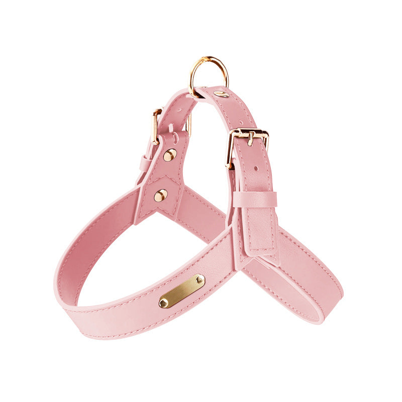 Harnais pour chien Rocky en cuir rose pâle avec boucles et anneaux en métal doré, présentant une structure ajustable et une doublure intérieure confortable, sur fond blanc.