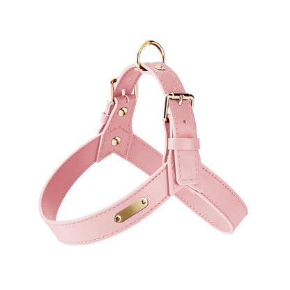 Harnais pour chien Rocky en cuir rose pâle avec boucles et anneaux en métal doré, présentant une structure ajustable et une doublure intérieure confortable, sur fond blanc.