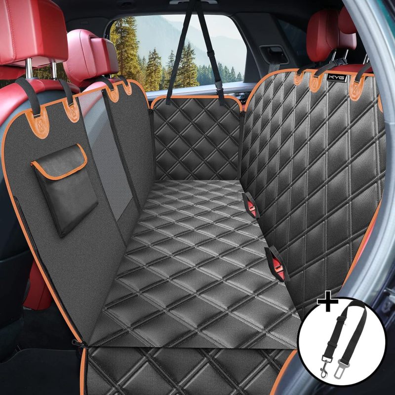 Housse de protection ArmorPaws installée sur la banquette arrière d'une voiture, montrant le design matelassé noir à bordures orange et un médaillon zoomant sur la sangle de sécurité incluse.