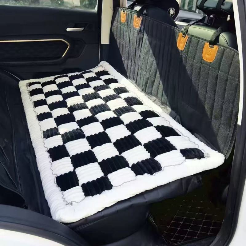Banquette arrière de voiture protégée par une housse noire avec un tapis moelleux à damier noir et blanc, offrant un design moderne et confortable.