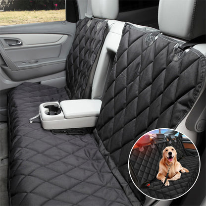 Housse de voiture CozyCar noire avec fente zippée permettant d'abaisser l'accoudoir central arrière ; un médaillon montre un Golden Retriever attaché en toute sécurité sur le revêtement matelassé.