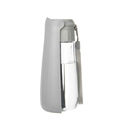 Gourde pour chien portable et pliable Hydra de couleur grise avec dragonne, isolée sur un fond blanc.