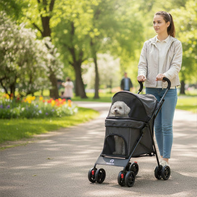 Poussette pliable pour chien de petite taille en situation de balade urbaine, offrant confort et visibilité grâce à son ouverture panoramique