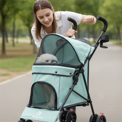 Femme souriante promenant un petit chien blanc dans une poussette Passe-Partout de couleur bleu turquoise avec roues pivotantes et fenêtres en maille