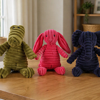 Trois peluches pour chien en velours côtelé (alligator vert, lapin rose et éléphant bleu) de la collection La Peluche de Pitou.