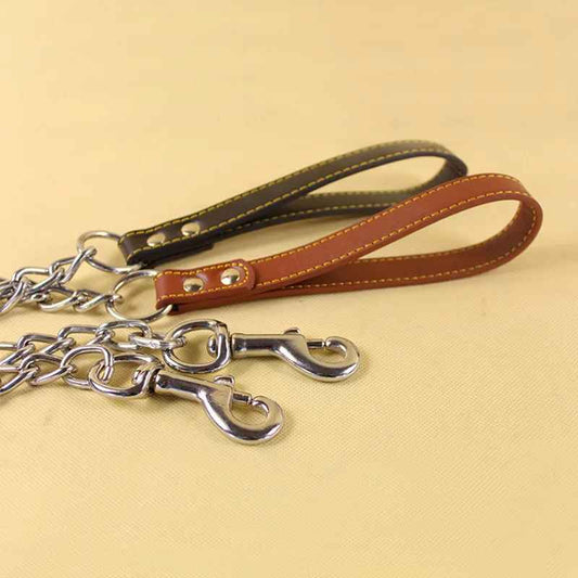 Présentation des deux modèles de la laisse Grand Manitou : poignées en cuir véritable noir et chocolat avec surpiqûres élégantes, reliées à des chaînes métalliques argentées robustes et mousquetons de sécurité.