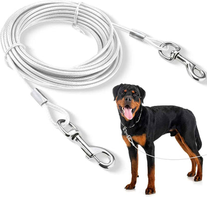 Longe pour chien en câble d'acier inoxydable avec revêtement vinyle blanc, montrée à côté d'un Rottweiler pour illustrer sa résistance et sa sécurité pour les grands chiens puissants.