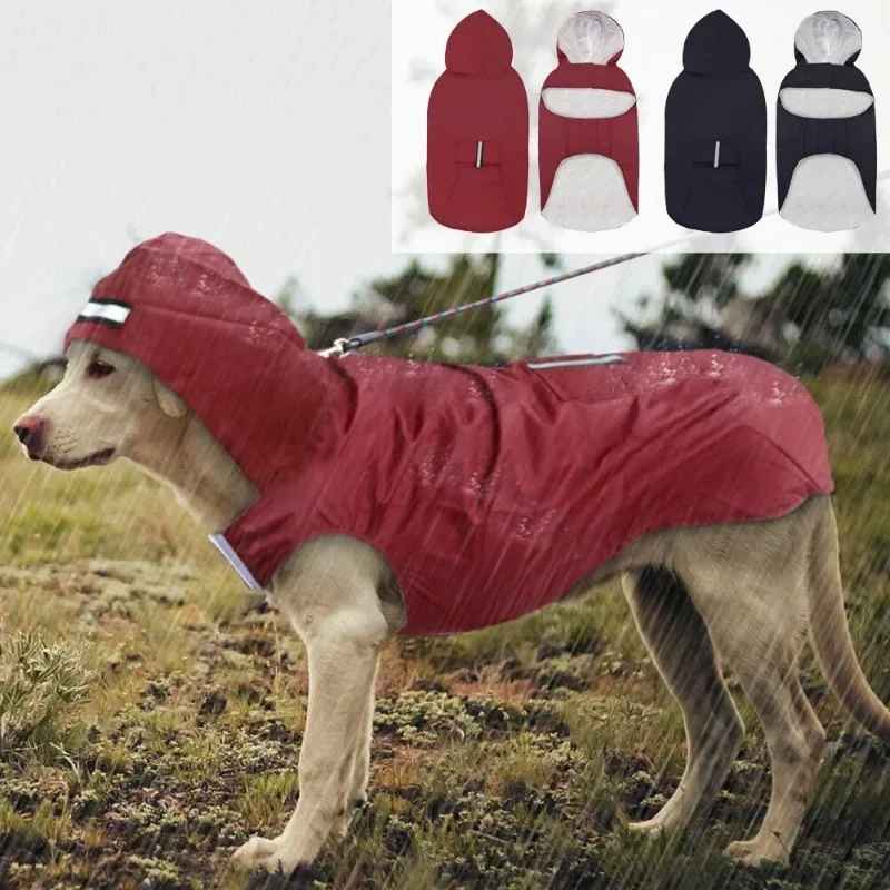 Chien portant le manteau imperméable Marcus rouge avec capuche sous la pluie, accompagné d'un visuel présentant les différentes couleurs disponibles : rouge, gris, bleu marin et blanc.