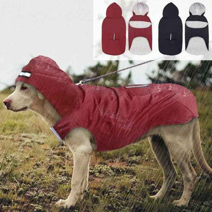 Chien portant le manteau imperméable Marcus rouge avec capuche sous la pluie, accompagné d'un visuel présentant les différentes couleurs disponibles : rouge, gris, bleu marin et blanc.