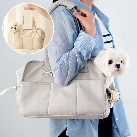Femme portant à l'épaule le sac de transport en coton gris avec un petit chien blanc de type Bichon, avec une pastille ronde incrustée montrant le même sac en version beige.