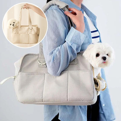 Femme portant à l'épaule le sac de transport en coton gris avec un petit chien blanc de type Bichon, avec une pastille ronde incrustée montrant le même sac en version beige.