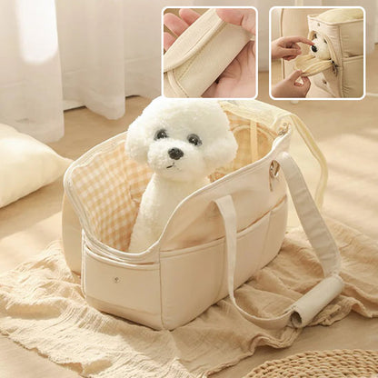 Vue principale d'un petit chien Bichon blanc dans le sac de transport en coton beige. Au-dessus, deux encadrés montrent la poignée rembourrée amovible et une main caressant le chien à travers l'ouverture latérale.
