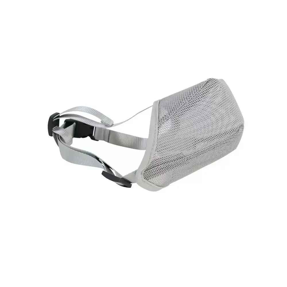 Muselière grise pour chien, protection anti-ingestion légère et aérée, accessoire de sécurité confortable pour balade, boutique Pitou et moi.