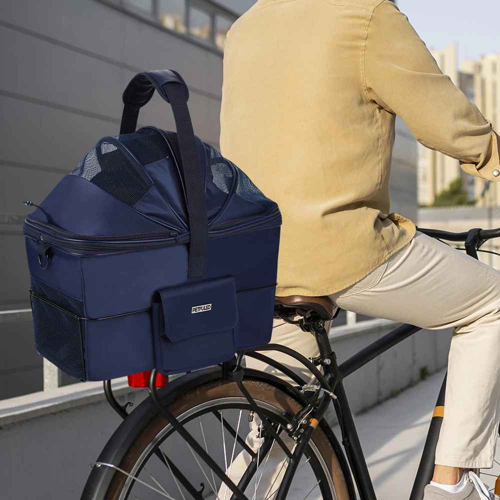 Sac de transport bleu pour chien sur vélo, fixation sécurisée sur porte-bagage arrière, idéal pour les balades à vélo avec un petit animal.