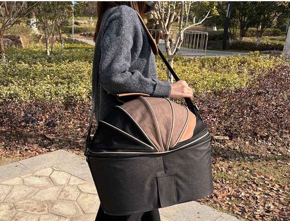 Sac de transport multifonction pour petit chien noir et marron, utilisé comme sac à bandoulière, idéal pour les déplacements urbains et le cyclisme.