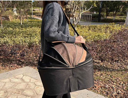 Sac de transport multifonction pour petit chien noir et marron, utilisé comme sac à bandoulière, idéal pour les déplacements urbains et le cyclisme.