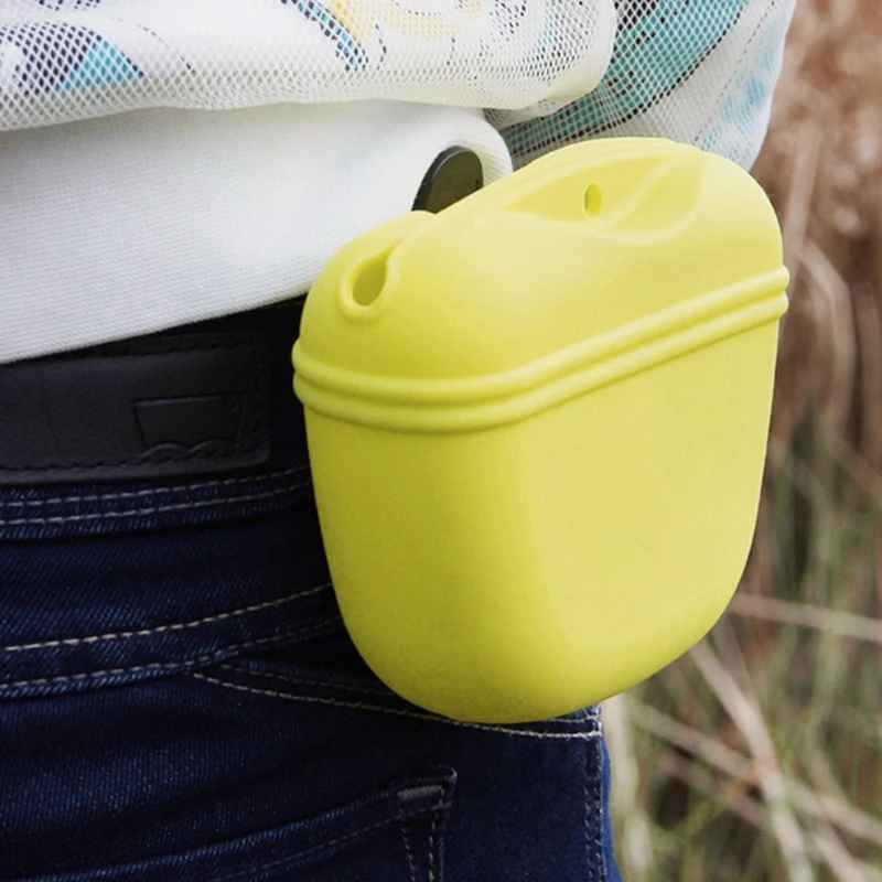 Sacoche à friandises pour chien avec clip ceinture, accessoire de dressage en silicone jaune, marque Pitou et moi.
