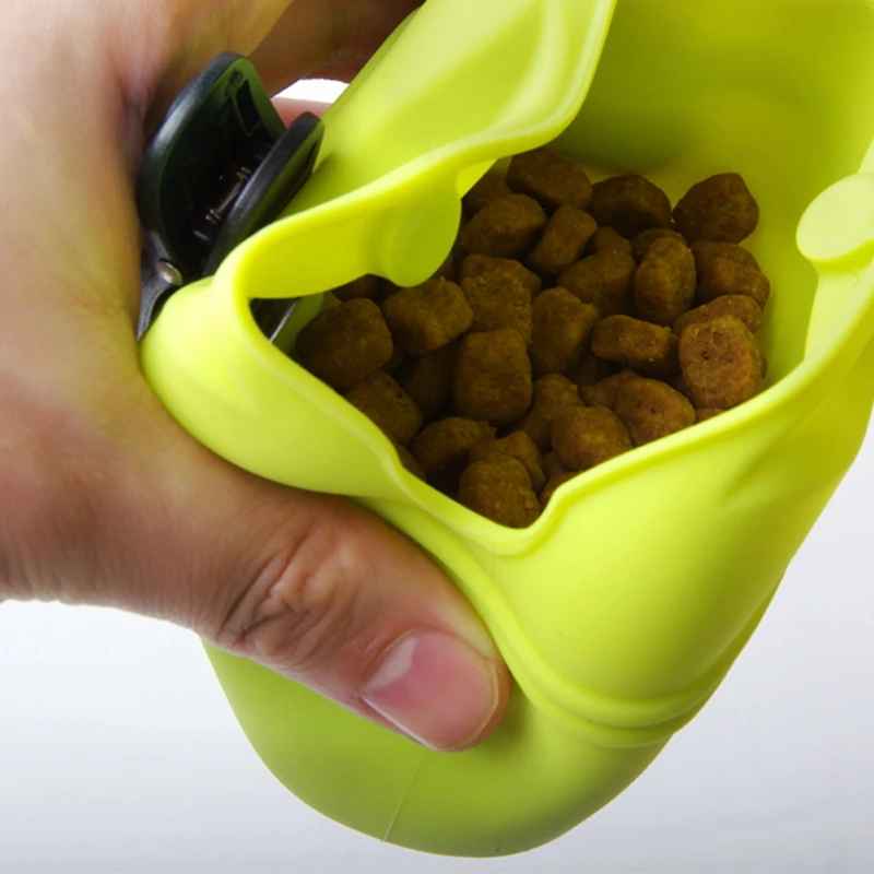 Pochette à friandises en silicone pour chien, ouverture magnétique et clip ceinture, accessoire d'éducation canine Pitou et moi.