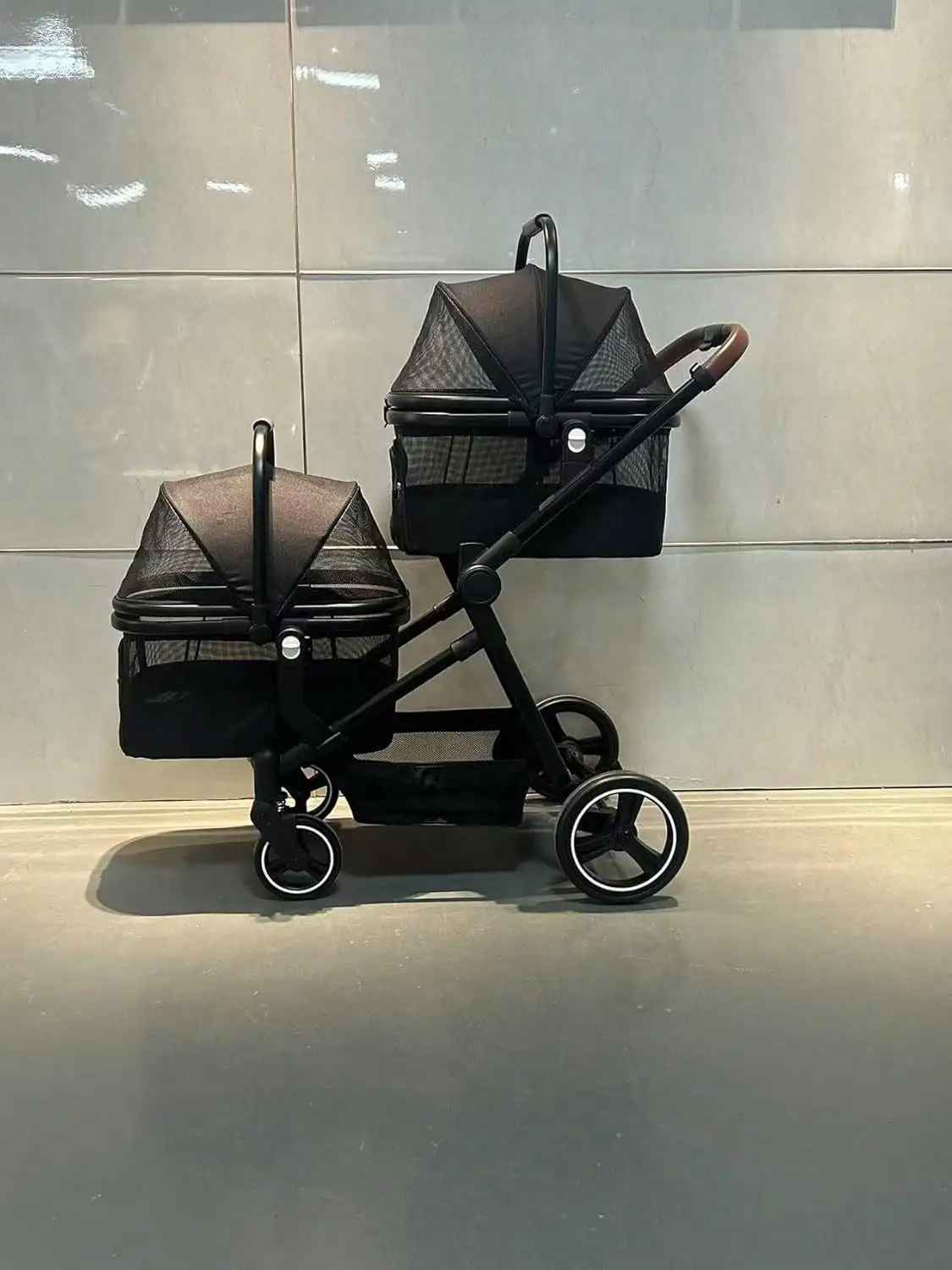 Poussette double pliable pour petits chiens et chats, coloris noir, avec roues tout-terrain et paniers amovibles.