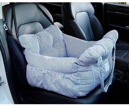 Sac de transport pour chien Cocon Voyageur à rayures bleues et blanches, installé sur un siège de voiture en cuir noir comme panier de sécurité