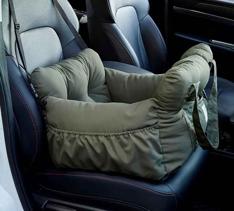 Sac de transport pour chien Cocon Voyageur installé sur un siège de voiture noir, coloris vert kaki, protection banquette confort premium.