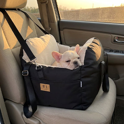 Panier de voiture pour petit chien Wouf and Route, modèle noir avec intérieur en coton doux, idéal pour stabiliser un bouledogue ou un chiot pendant le trajet.