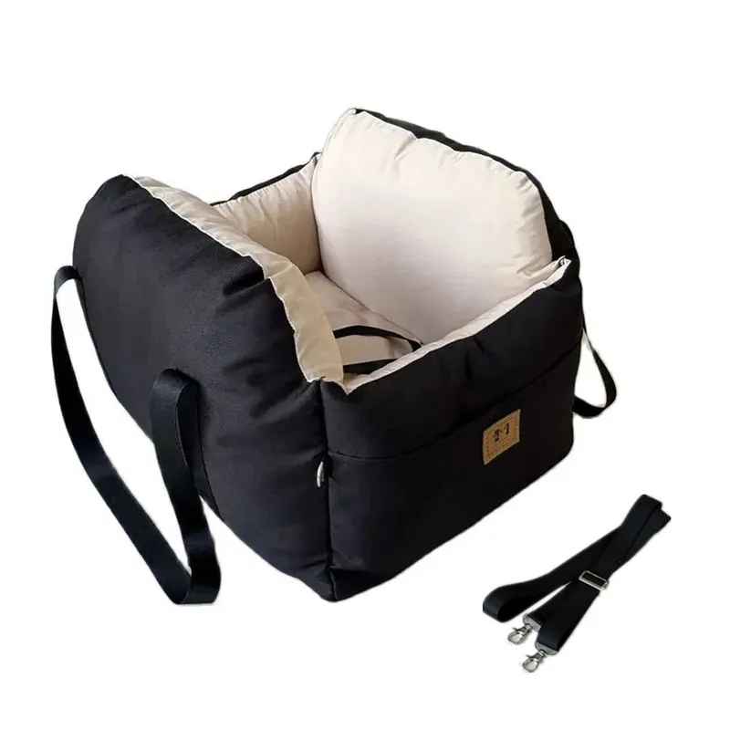 Siège auto et sac de transport pour petit chien noir, panier de voiture sécurisé avec coussin amovible et attaches pour banquette, boutique Pitou et moi.