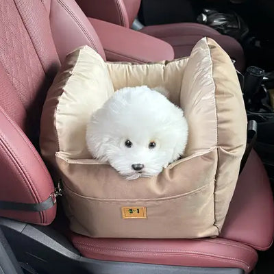 Siège auto pour chien sécurisé Wouf and Route en situation réelle, panier de transport brun avec attache au siège et sangle reliée au harnais du chien.