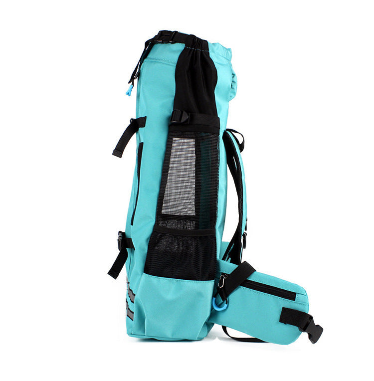 Vue de profil du sac à dos de transport pour chien L'inséparable en bleu turquoise, montrant les bretelles rembourrées, le filet d'aération latéral et les bandes réfléchissantes.