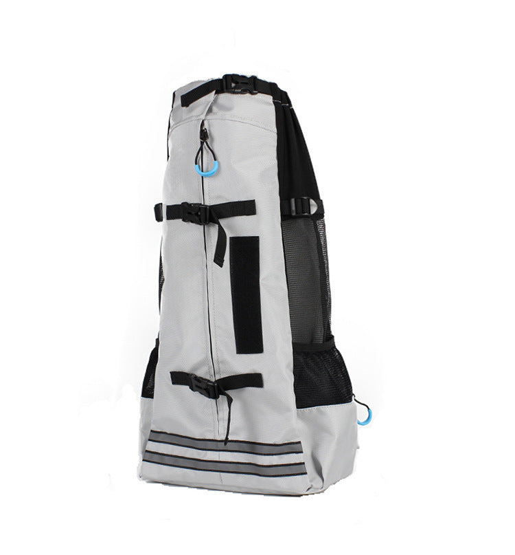 Vue de profil du sac à dos de transport pour chien L'inséparable en gris clair, montrant les détails des sangles de sécurité, le filet respirant noir et les bandes réfléchissantes horizontales.