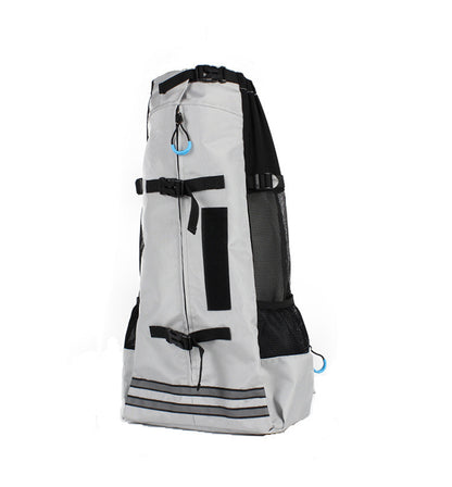 Vue de profil du sac à dos de transport pour chien L'inséparable en gris clair, montrant les détails des sangles de sécurité, le filet respirant noir et les bandes réfléchissantes horizontales.