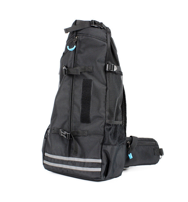Vue de profil du sac à dos de transport pour chien L'inséparable en noir, mettant en avant le tissu Oxford robuste, les filets d'aération latéraux et les bandes réfléchissantes grises.