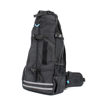 Vue de profil du sac à dos de transport pour chien L'inséparable en noir, mettant en avant le tissu Oxford robuste, les filets d'aération latéraux et les bandes réfléchissantes grises.
