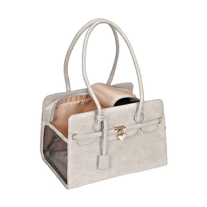 Sac de transport pour petit chien gris clair, modèle Le Porte Bonheur, en cuir PU avec doublure intérieure rose et détails dorés, vue de trois-quarts.