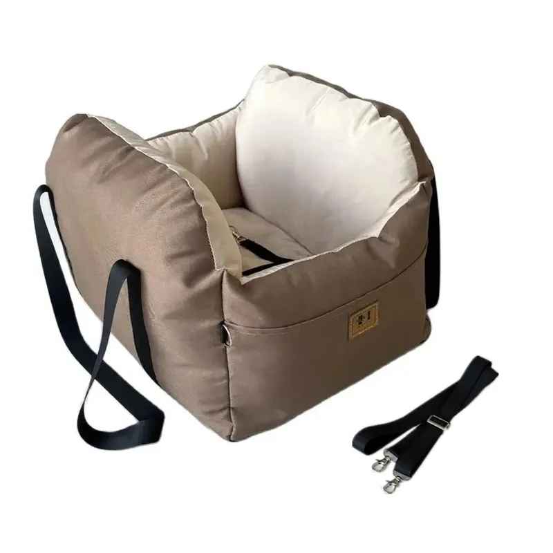 Siège auto pour petit chien brun et beige, panier de transport sécurisé pour voiture avec coussin amovible et attache de sécurité, boutique Pitou et moi.