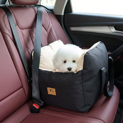 Siège auto pour petit chien Wouf and Route noir, panier de transport avec système de fixation par ceinture de sécurité et intérieur molletonné, boutique Pitou et moi.