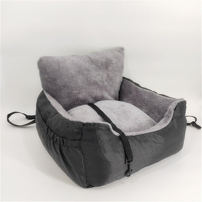 Siège auto pour chien Nid douillet noir avec coussin intérieur en peluche grise amovible, montrant les parois protectrices rembourrées et la sangle de sécurité intégrée pour un voyage stable.