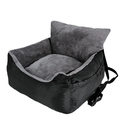 Siège auto pour chien Nid douillet noir avec coussin intérieur en peluche grise amovible, montrant les parois protectrices rembourrées et la sangle de sécurité intégrée pour un voyage stable