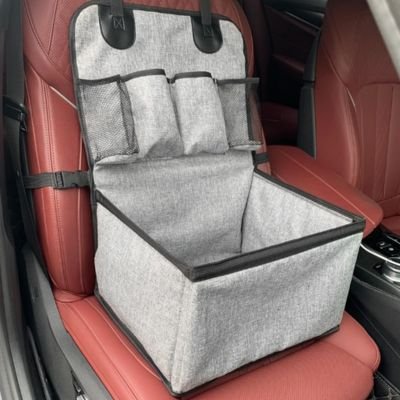 Vue rapprochée des trois poches de rangement extérieures du siège auto pour chien Sécuri-Voyage, installé sur un siège de voiture rouge, idéal pour organiser les accessoires de voyage.