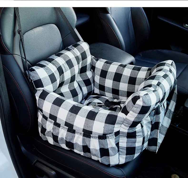 Sac de transport pour chien motif à carreaux noir et blanc, style élégant et sécurité auto.