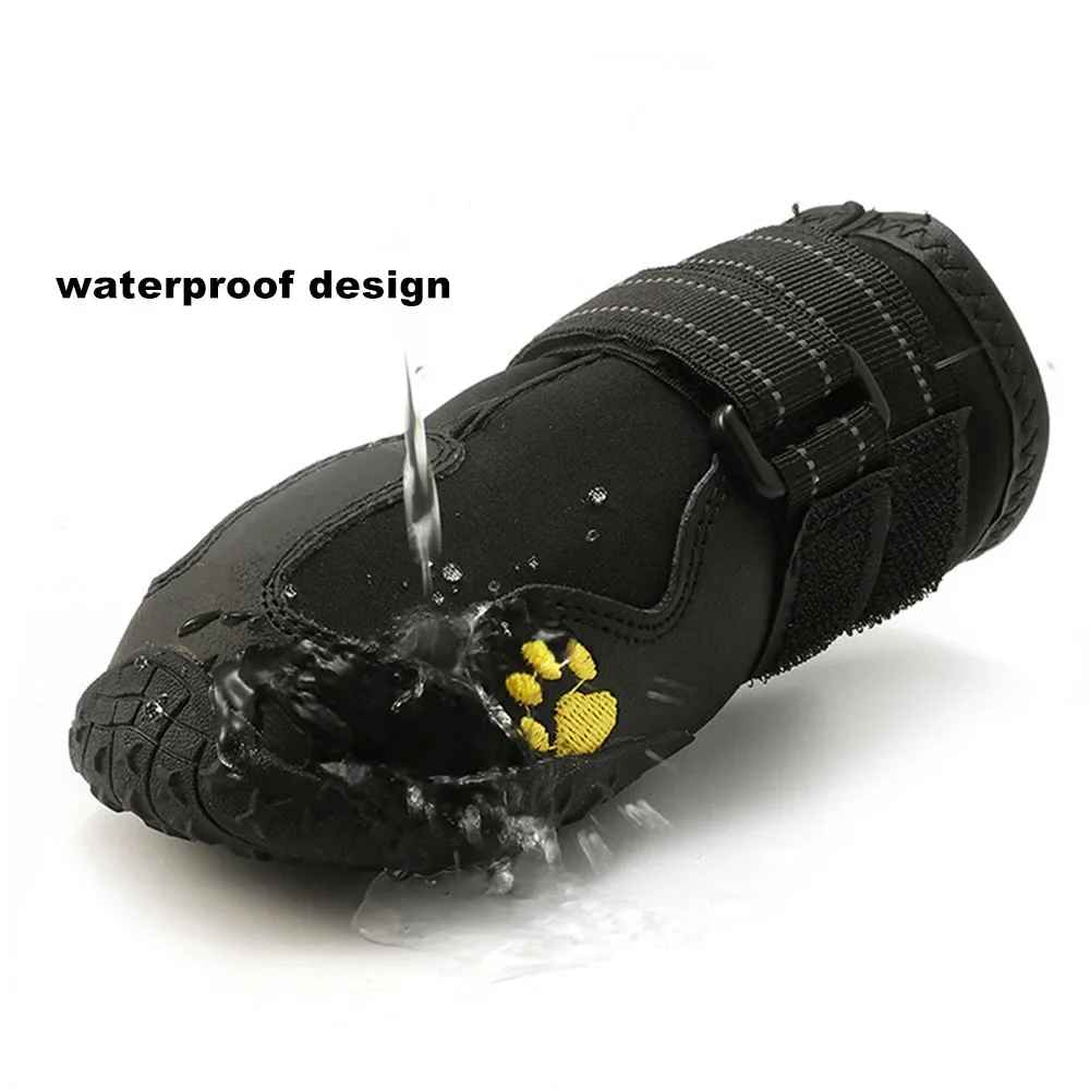 Démonstration de l'imperméabilité de la chaussure pour chien Patounes Sûres : l'eau glisse sur le tissu technique noir sans pénétrer, protégeant les pattes de l'humidité et de la pluie.